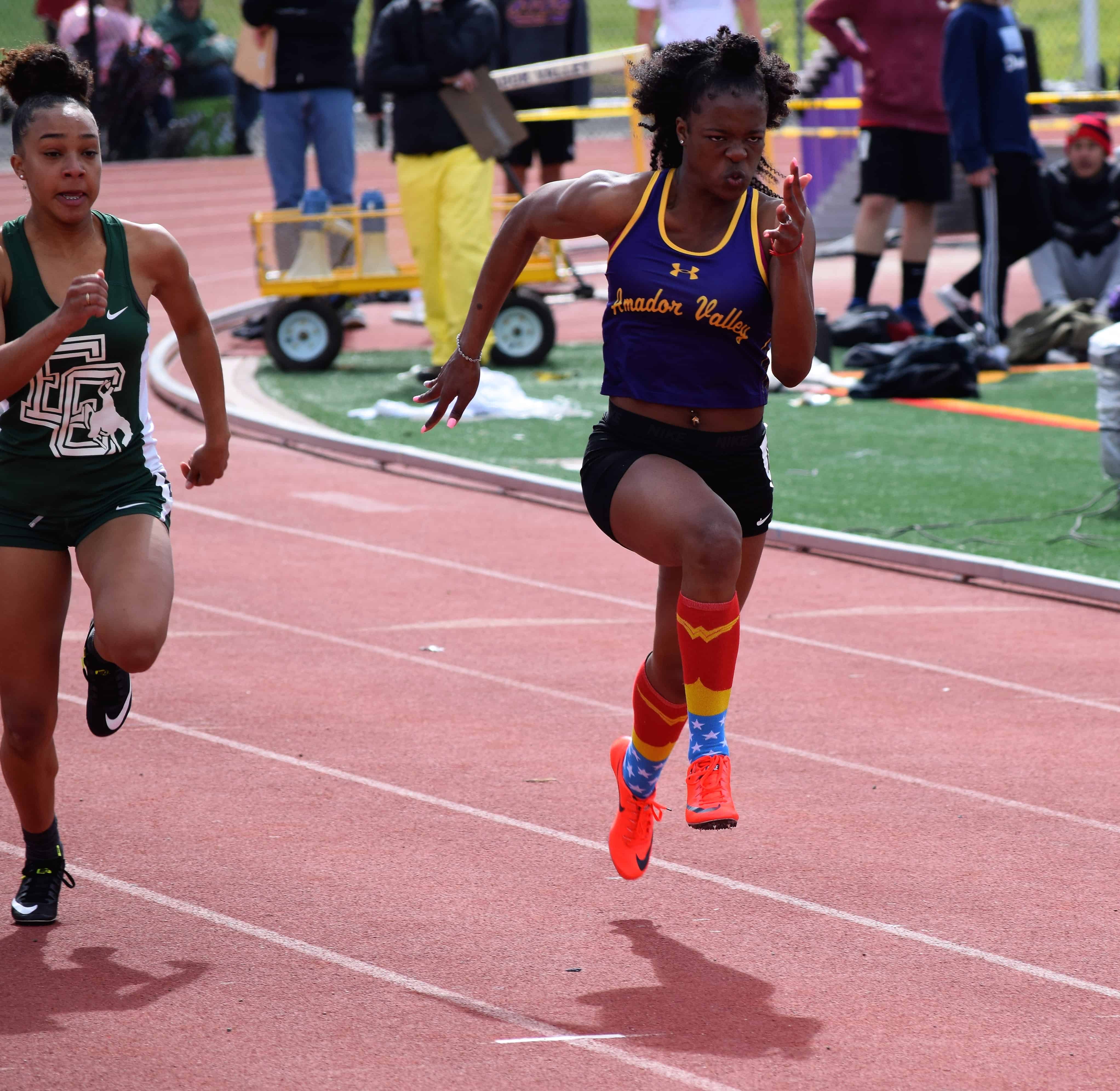 girls running track